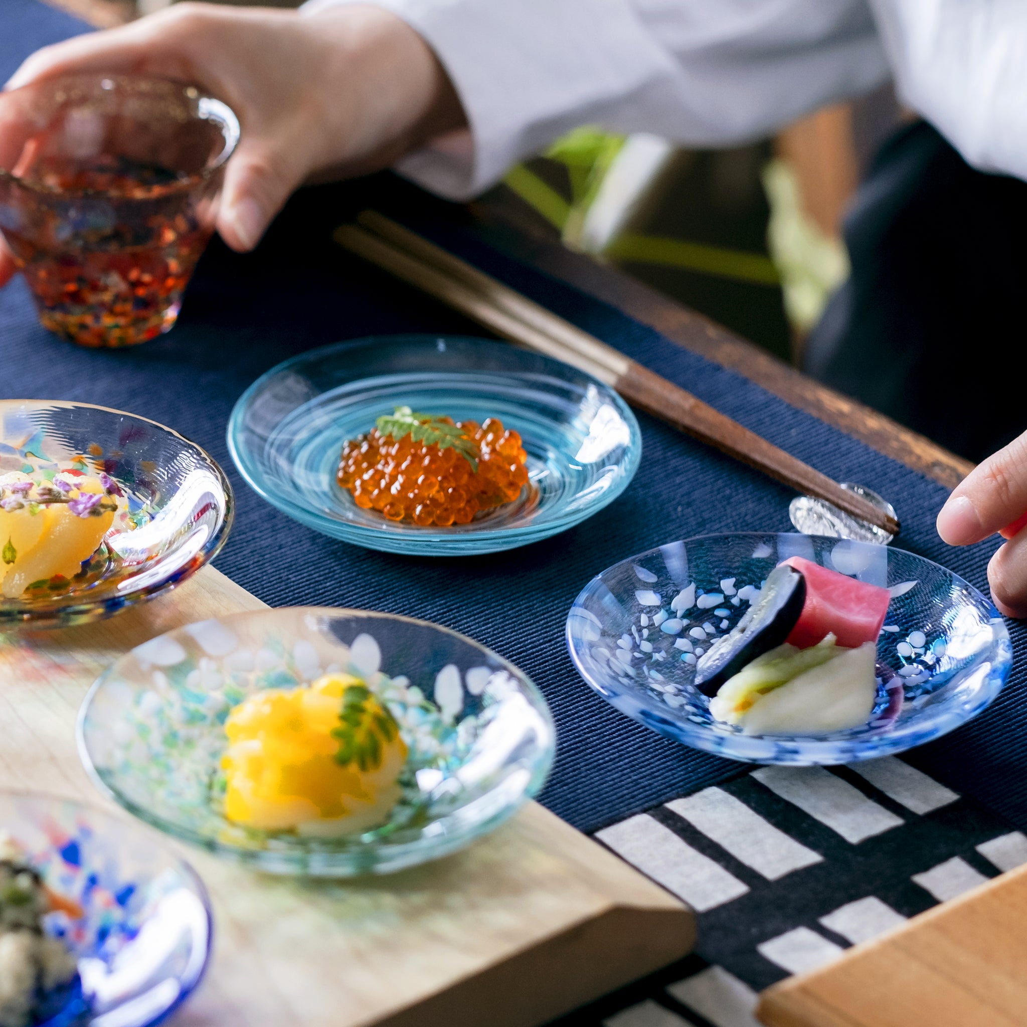 津軽びいどろ 色色豆皿 あじさい 食卓に並ぶ小皿の画像