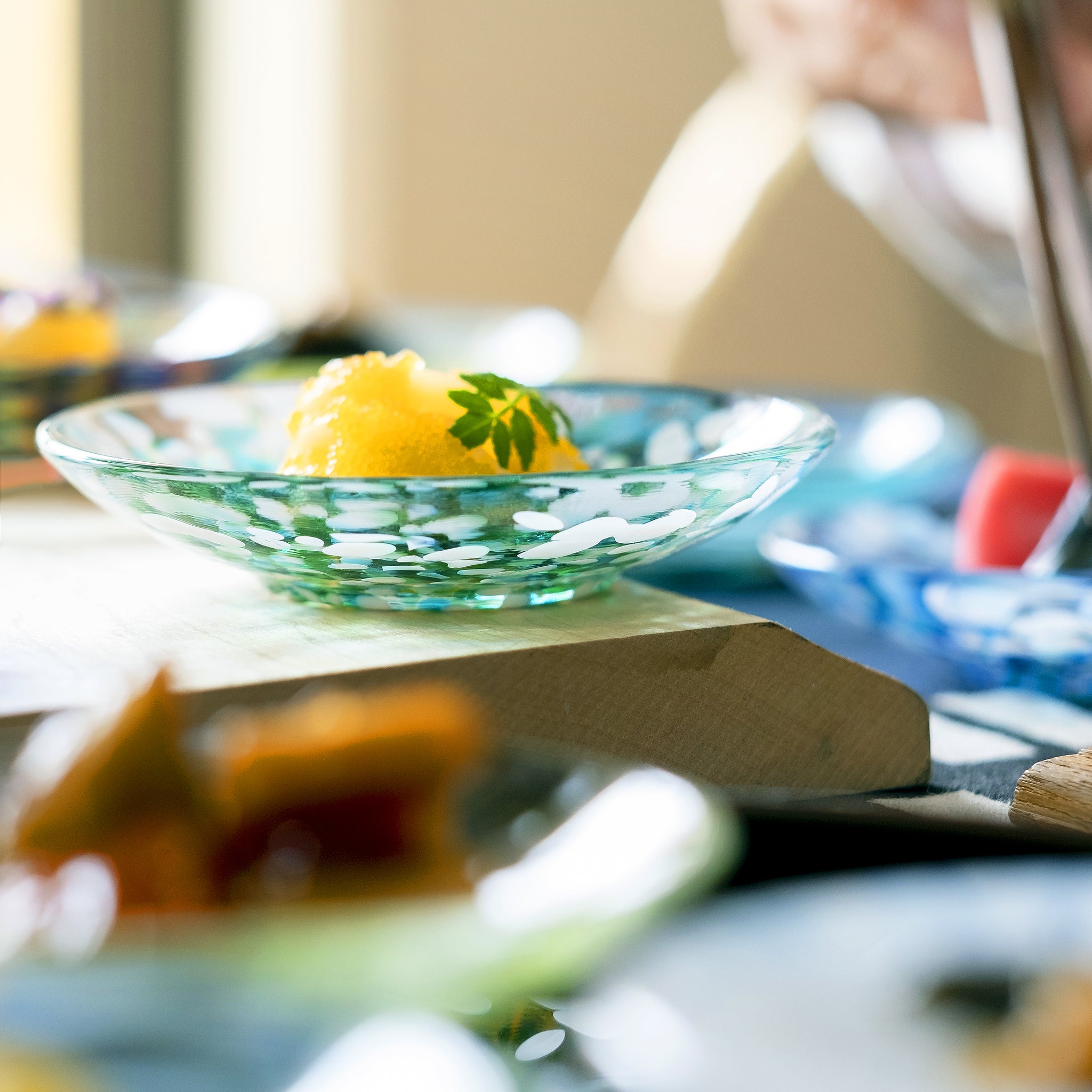 津軽びいどろ 色色豆皿 みずばしょう 料理が乗った小皿を近くで見た画像