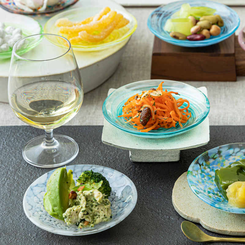 津軽びいどろ 色色豆皿 淡雪 ワインの横に置かれている料理の乗った小皿の画像