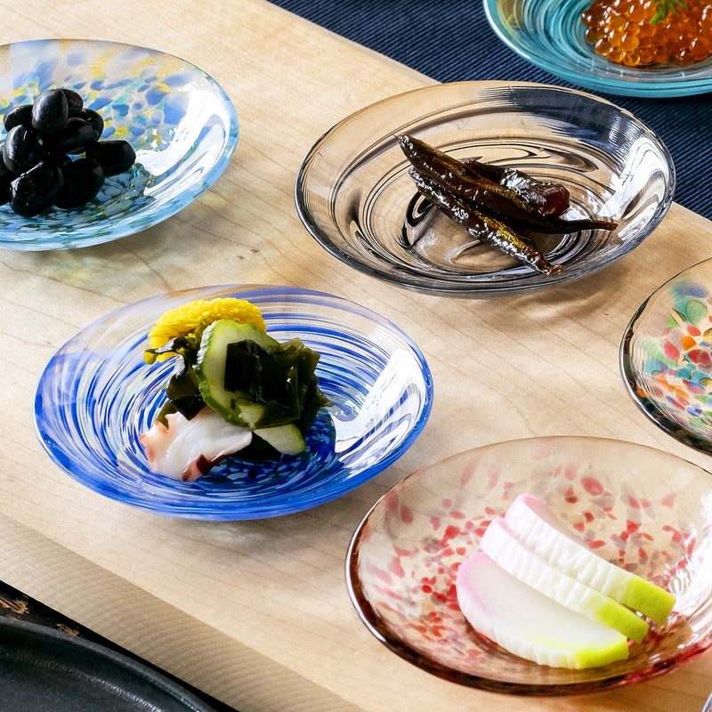 津軽びいどろ 色色豆皿 紺青 料理が乗った小皿が食卓に並んでいる画像