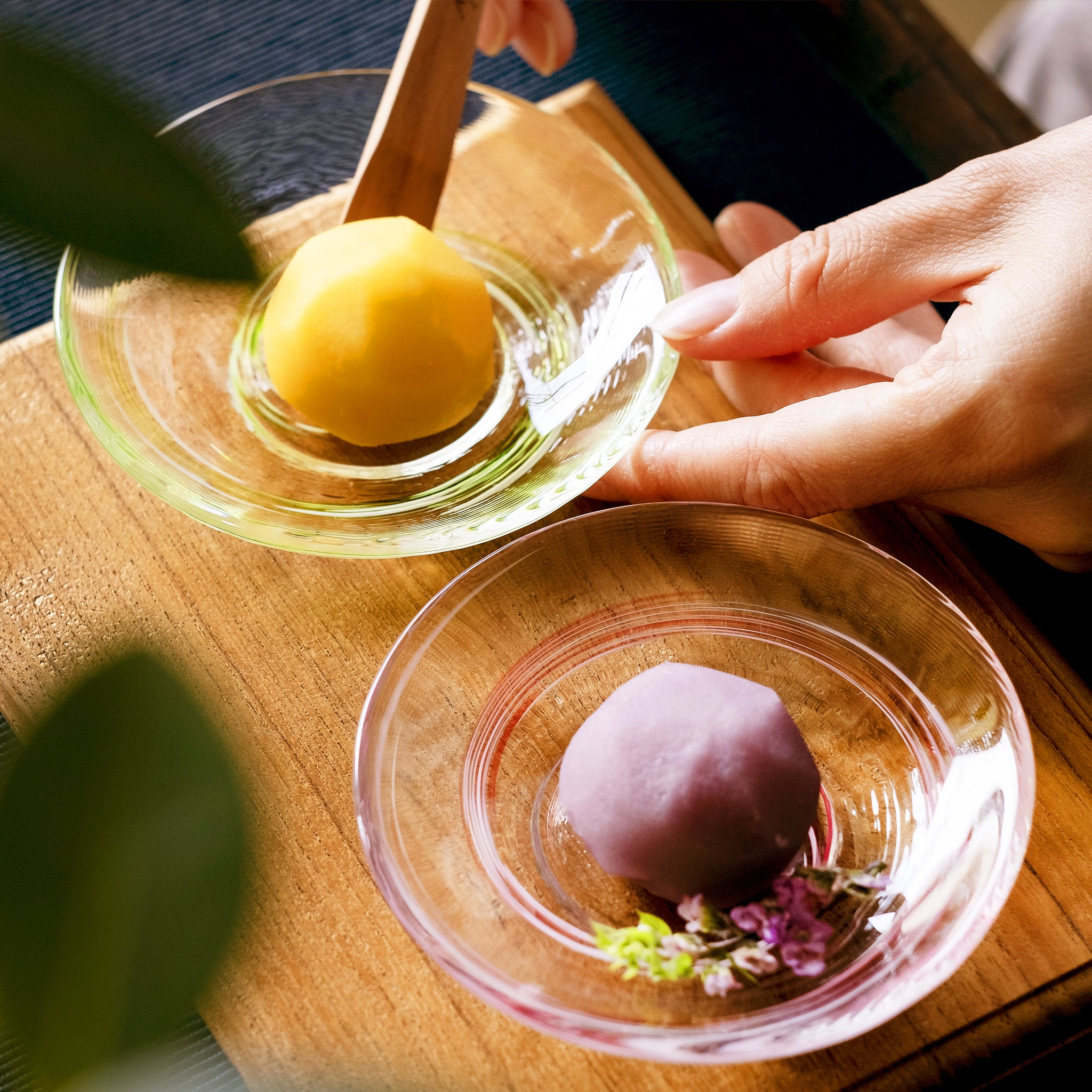 津軽びいどろ 色色豆皿 花風 和菓子が乗った小皿の画像