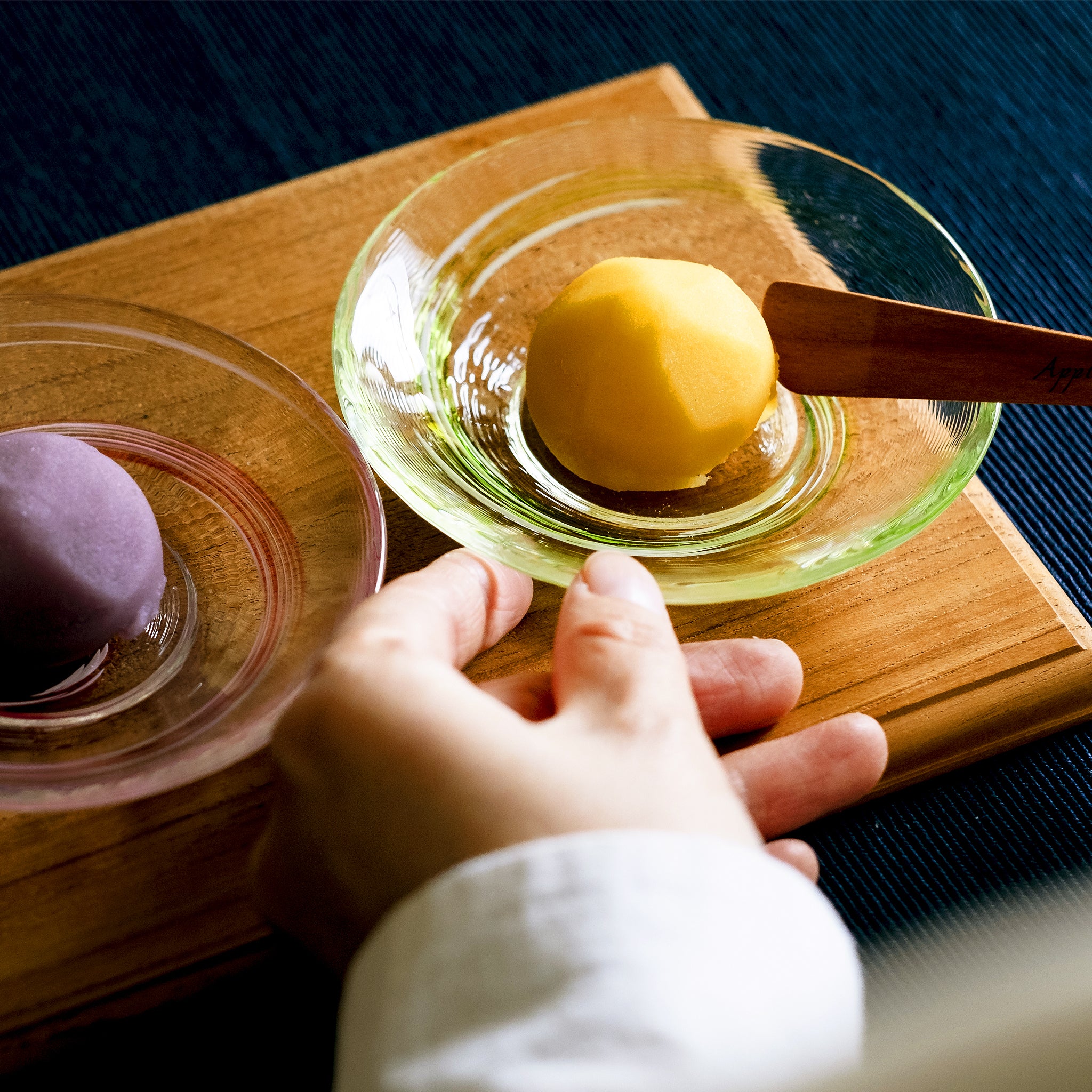 津軽びいどろ 色色豆皿 清夏 小皿に和菓子を乗せているのを近くで見た画像