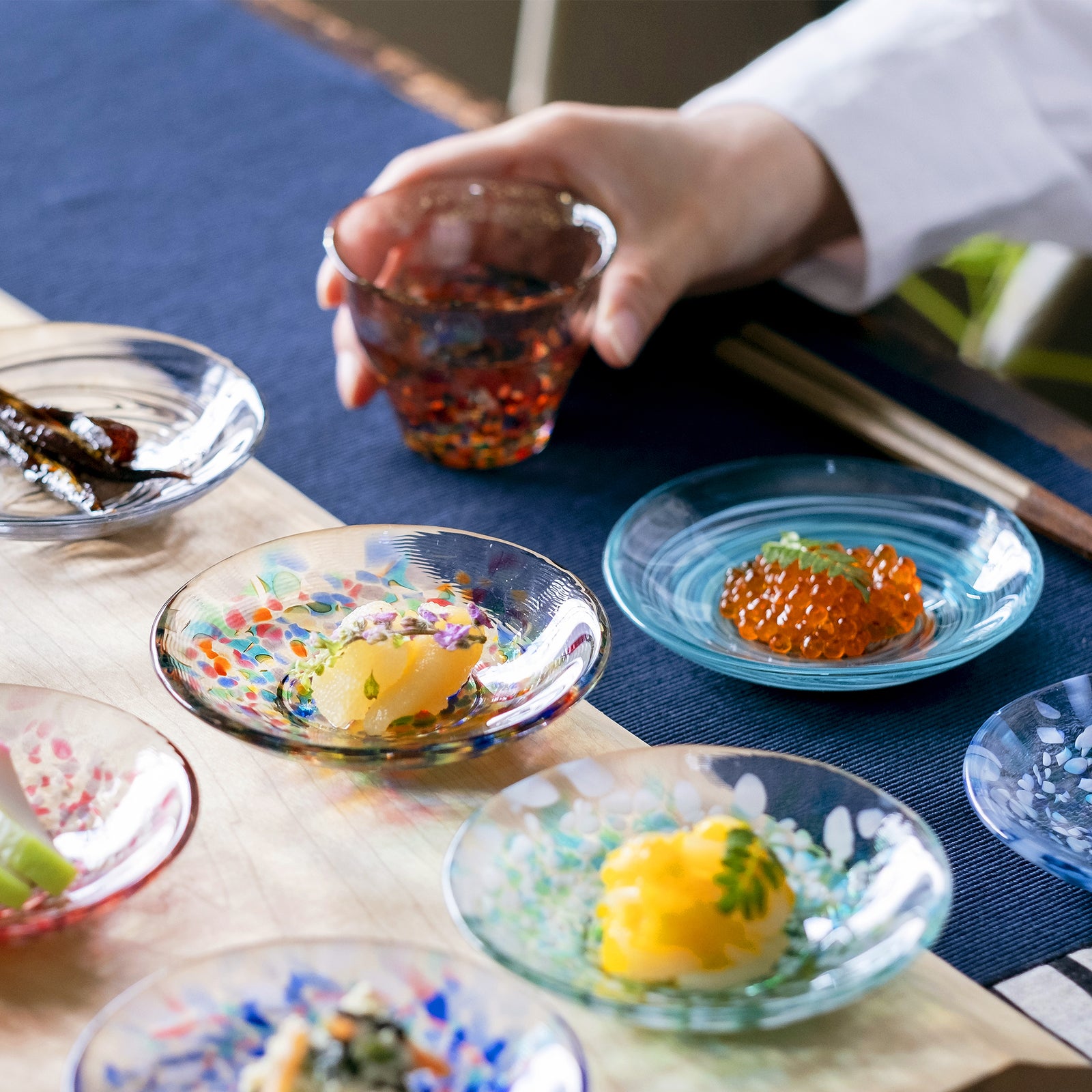 津軽びいどろ 色色豆皿 ねぶた夜祭 | カラフルな色合いがおしゃれなガラスの豆皿 – 津軽びいどろオンラインショップ