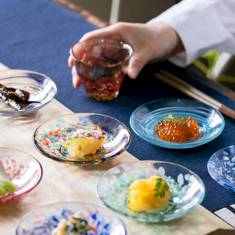 津軽びいどろ 色色豆皿 ねぶた夜祭 料理が乗った色違いの小皿が食卓に並んでいる画像