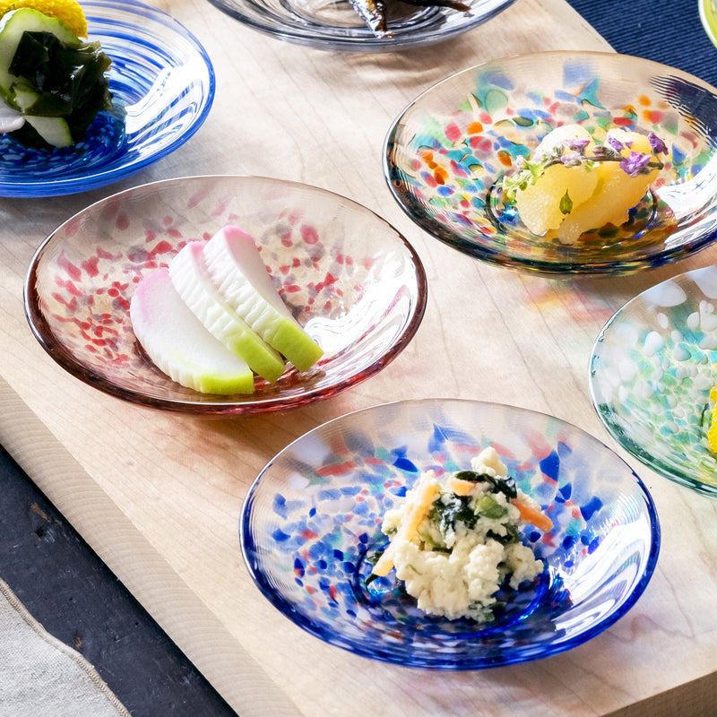  津軽びいどろ 色色豆皿 夏海 料理がのった色違いの小皿がテーブルに並んでいる画像