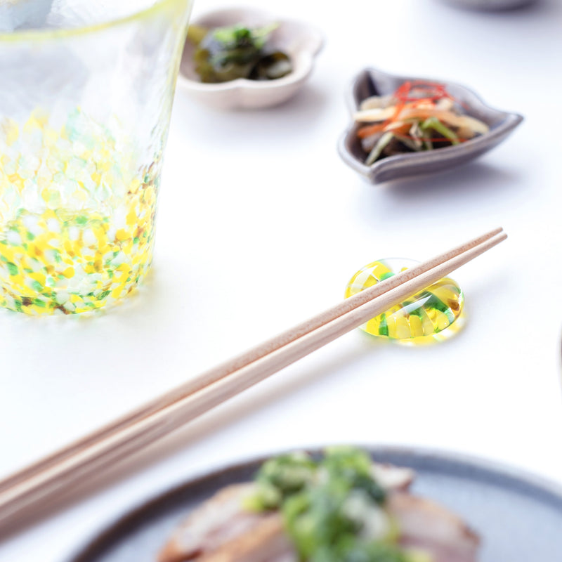 津軽びいどろ にほんの色ふうけい 箸置き 向日葵 食卓に並ぶ箸と箸置きの画像
