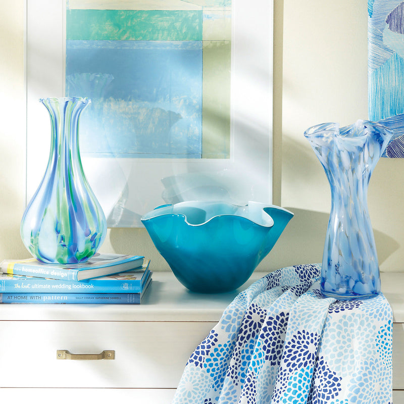 津軽びいどろ 花器 津軽海色 様々な青い花瓶が並んでいる画像