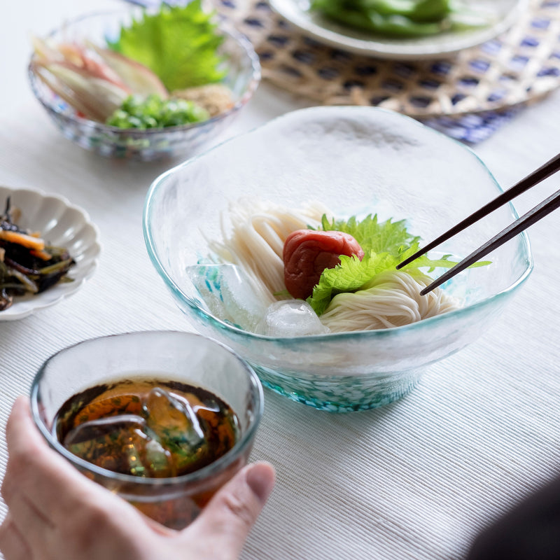 津軽びいどろ 津軽の花 多様鉢水芭蕉 ガラス皿によそわれた素麺を食べている画像