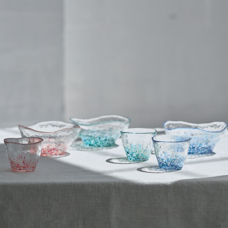  津軽びいどろ 津軽の花 フリーグラス水芭蕉 色違いのグラスや鉢が並んでいる画像