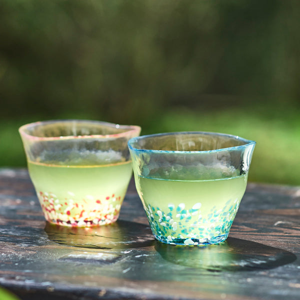 津軽びいどろ 津軽の花 フリーグラス林檎 グラスにお茶が注がれている画像