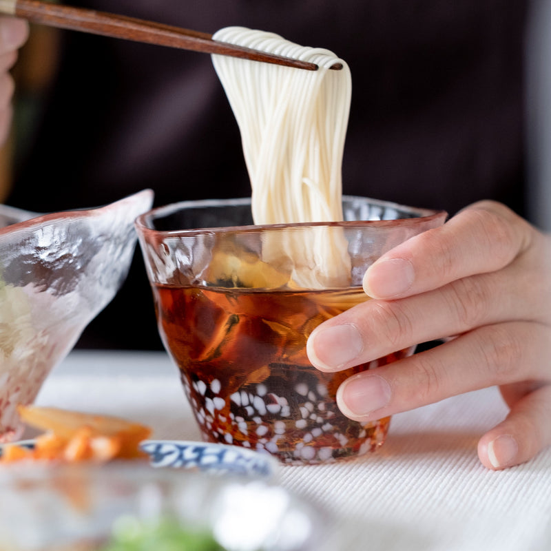 津軽びいどろ 津軽の花 フリーグラス林檎 グラスを蕎麦猪口として使用している画像