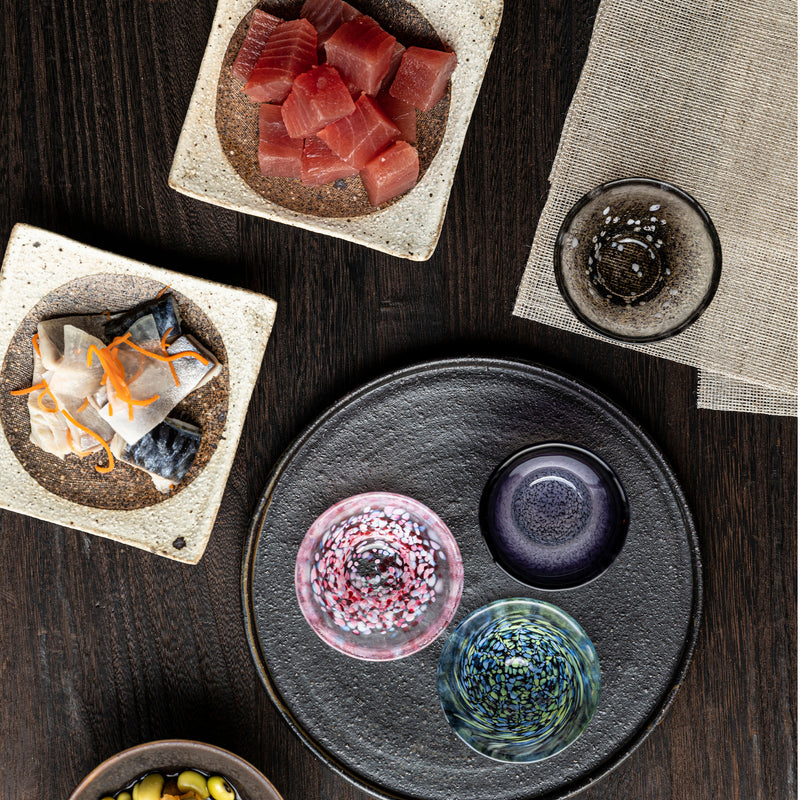  津軽びいどろ あおもりの肴 盃 鮪 食卓のお刺身と並ぶ色違いの盃の画像