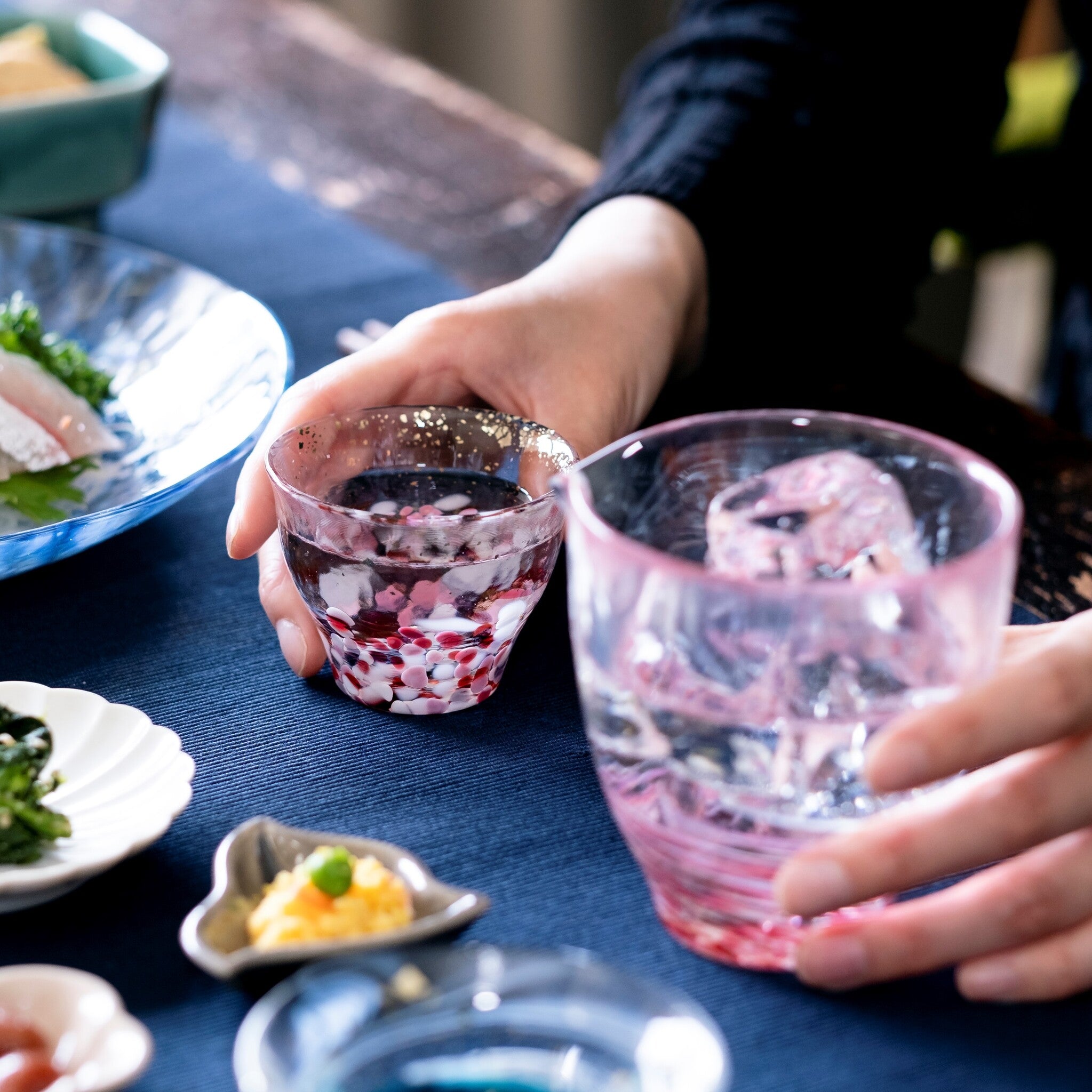 津軽びいどろ 盃コレクション 片口舞桜 片口で盃に日本酒を注いでいる画像