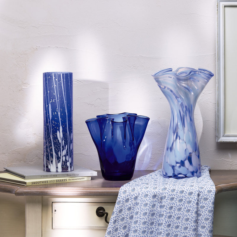 津軽びいどろ ストレート 花器 様々な青い花瓶がテーブルに並んでいる画像