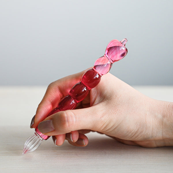 津軽びいどろ ちいさな林檎 りんご ガラスペン細 ペン先細字 ガラスペンを手で持っている画像