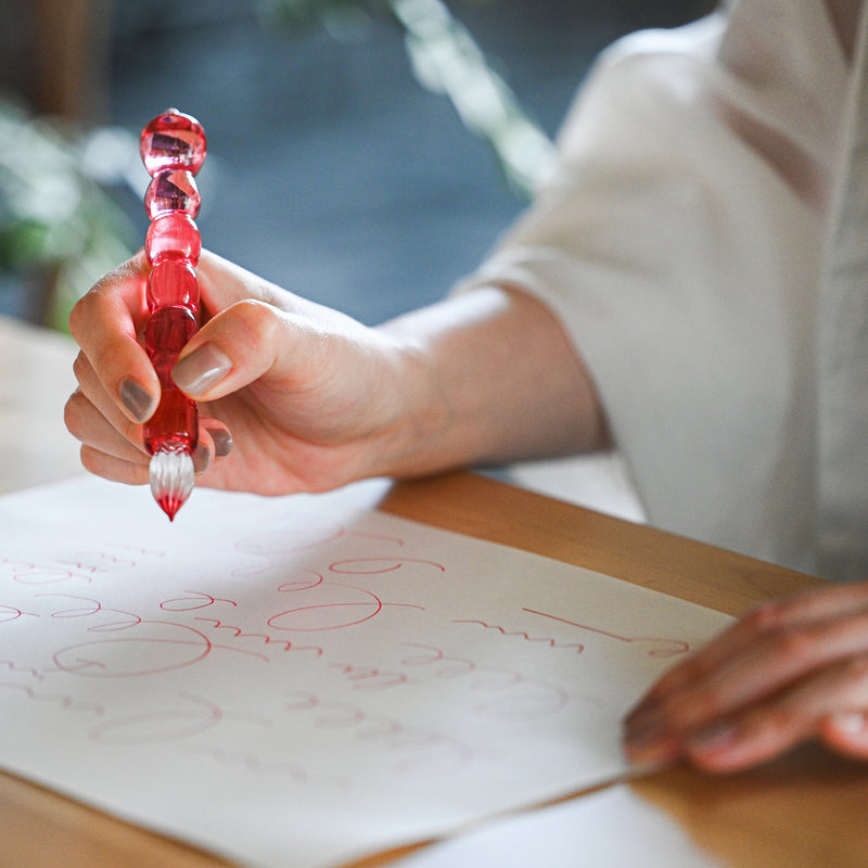 津軽びいどろ ちいさな林檎 りんご ガラスペン細 ペン先細字 ガラスペンで線を描いている画像