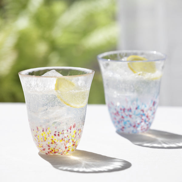 津軽びいどろ さくらさくら sakuraグラスペア菜の花と青い空 色違いのグラスにレモン水が入っている画像