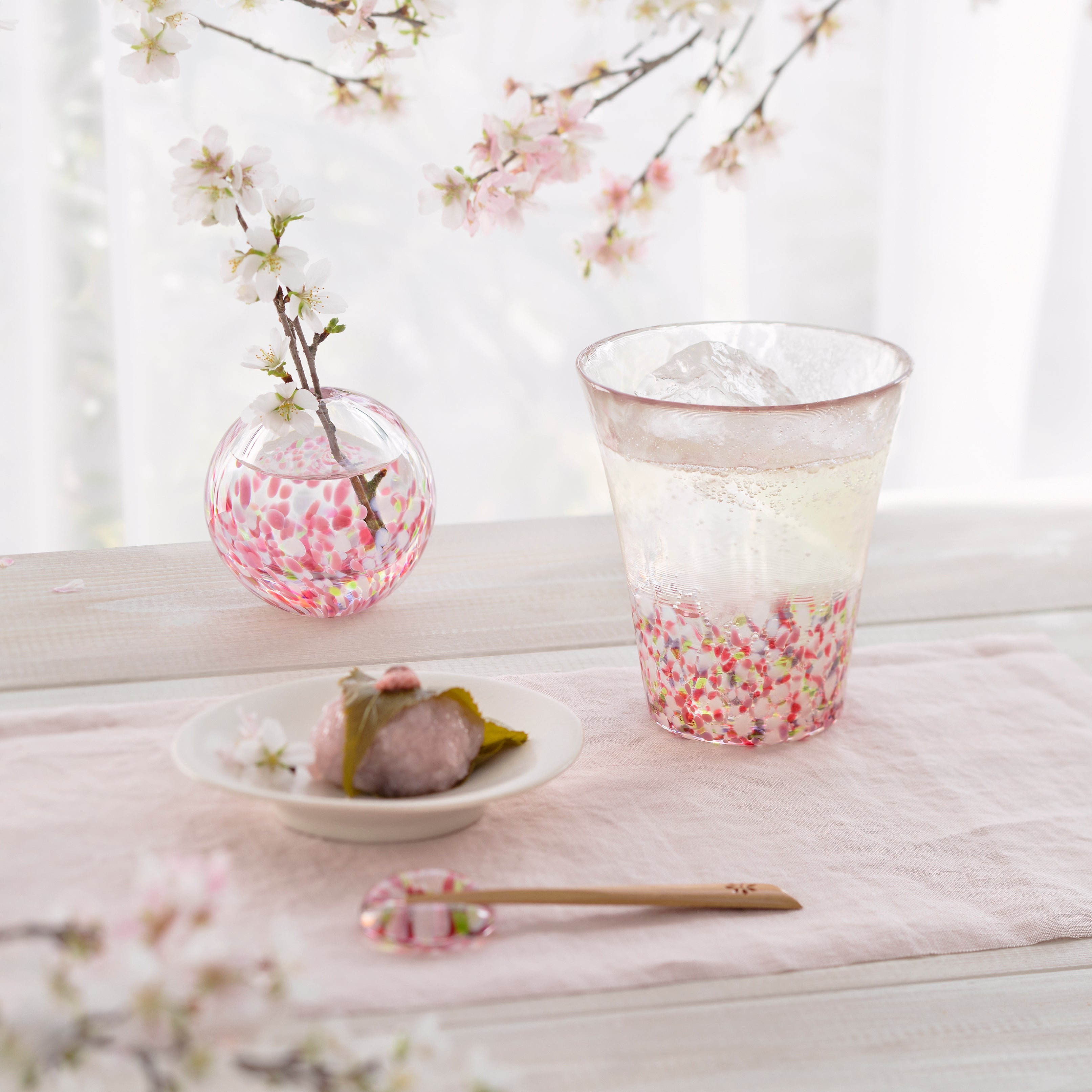 津軽びいどろ にほんの色ふうけい 一輪挿し 舞う桜 桜餅と並んでいるグラスと花瓶の画像