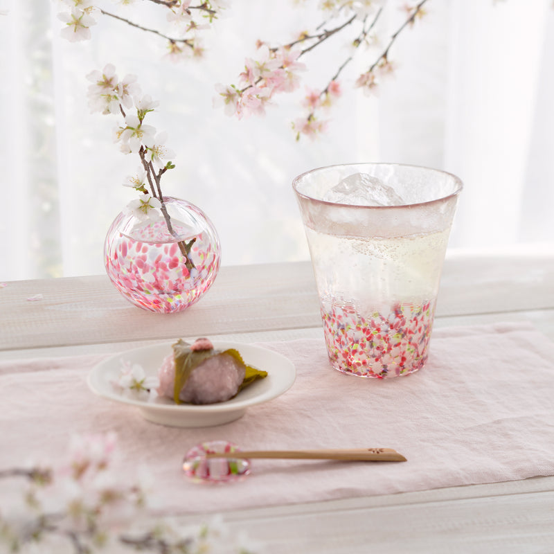 津軽びいどろ にほんの色ふうけい 一輪挿し 舞う桜 桜餅と並んでいるグラスと花瓶の画像