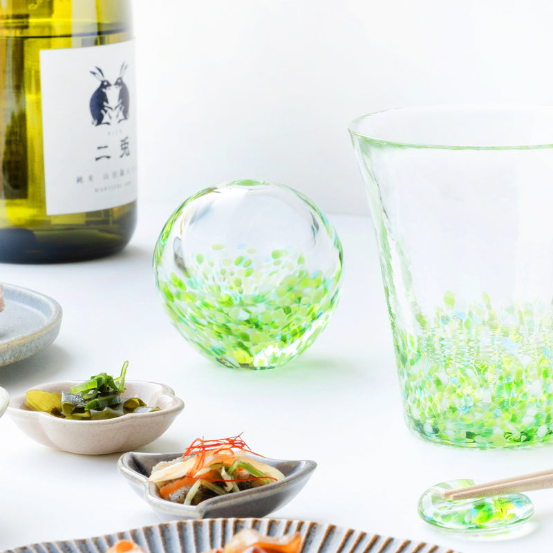 津軽びいどろ にほんの色ふうけい 一輪挿し 夏の田園 食卓に並ぶグラスと花瓶の画像