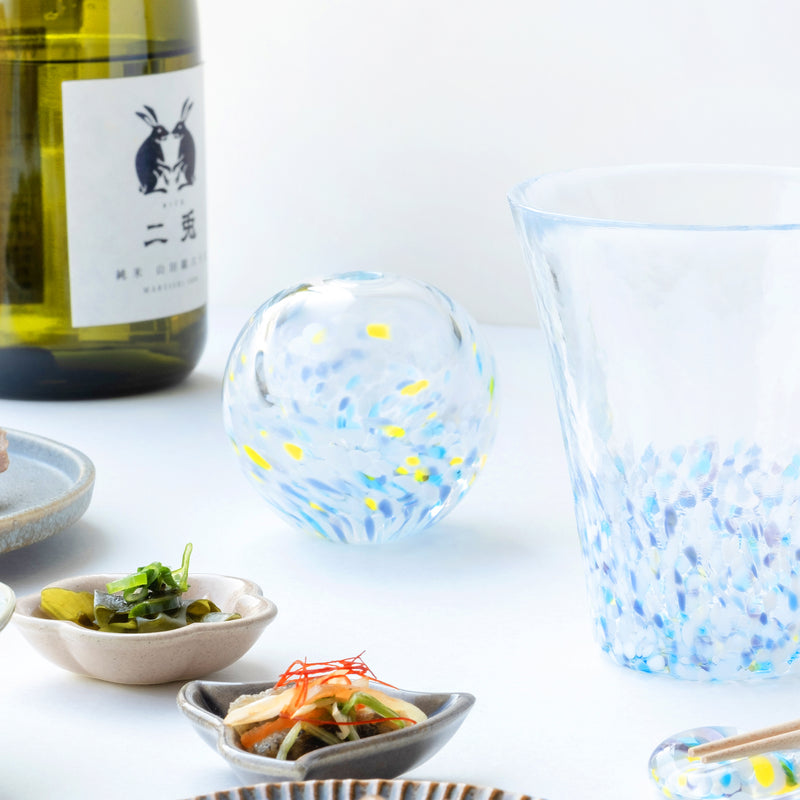津軽びいどろ にほんの色ふうけい 一輪挿し 雪の灯 日本酒と並ぶ花瓶とグラスの画像