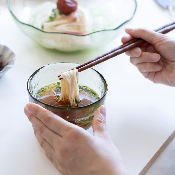 津軽びいどろ 出汁碗 グリーン つゆの入ったガラスの器で素麺を食べようとしている画像