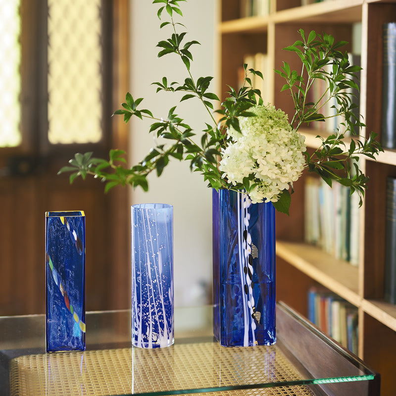 津軽びいどろ ストレート 花器角青大 同じシリーズの花瓶がテーブルに並んでいる画像