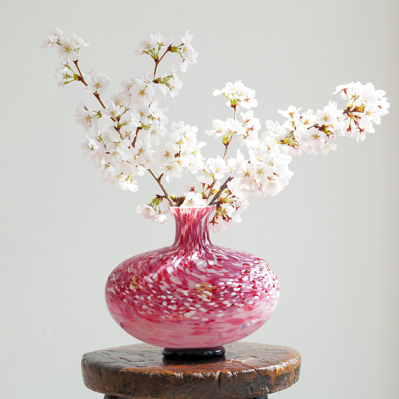 津軽びいどろ 弘前桜 花あかり 花器 桜の花を活けた花瓶の画像