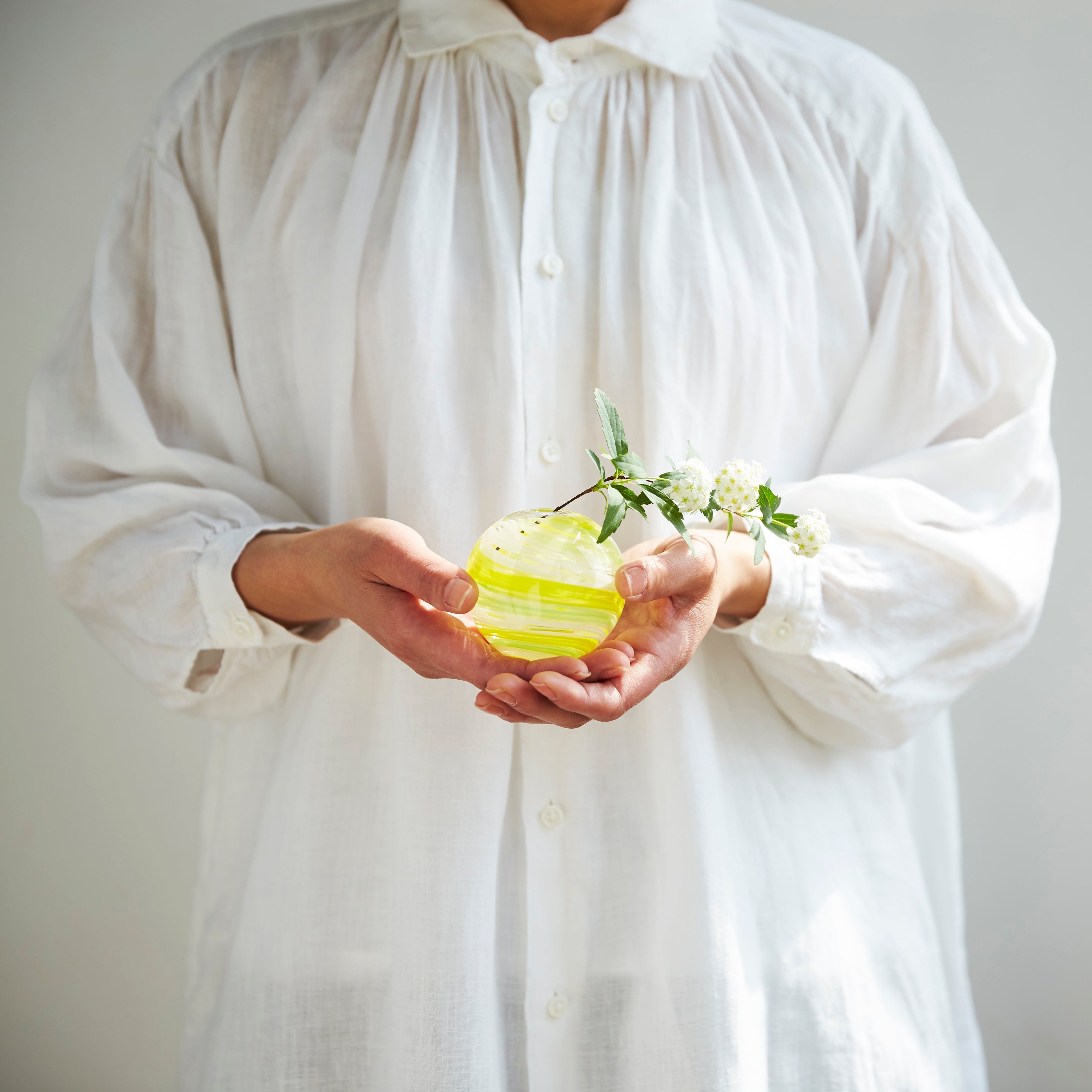 津軽びいどろ 彩手鞠 若草 一輪挿し 花瓶を手で持った画像