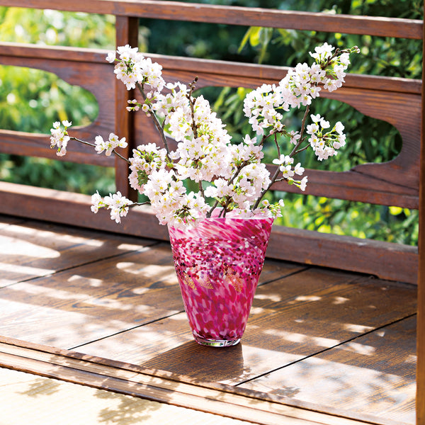 津軽びいどろ 弘前桜 花あかり 扇花器 桜の花を活けた花瓶の画像