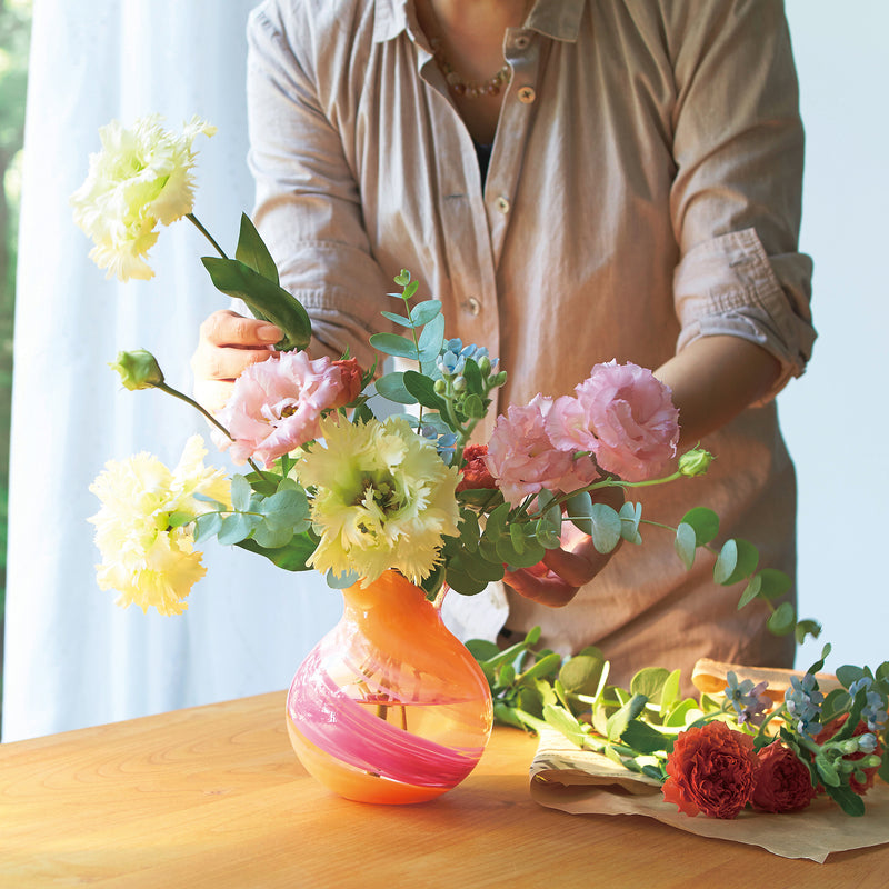 津軽びいどろ 花しずく ブーケポットピンク 花器に切り花を活けている最中の画像