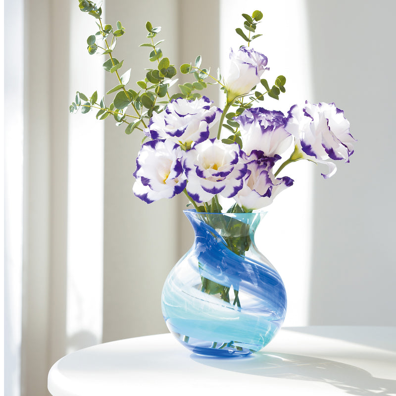 津軽びいどろ 花しずく ブーケポットブルー 切り花が活けられた花器が窓際に置かれている画像