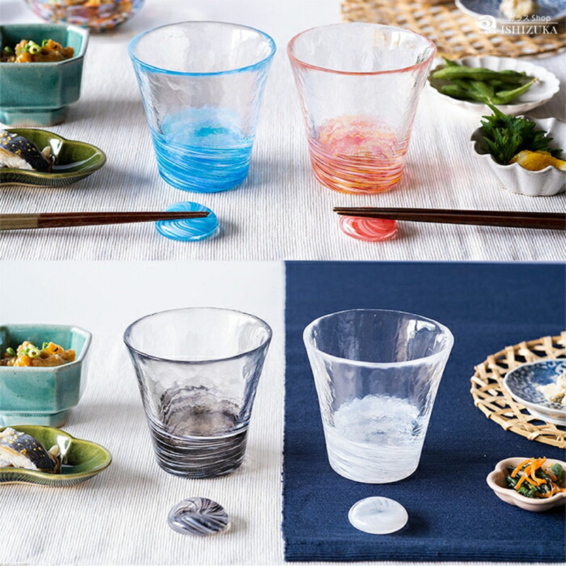 津軽びいどろ 12色のグラス 珊瑚　食卓の雰囲気に合ったグラスがテーブルに並んでいる画像