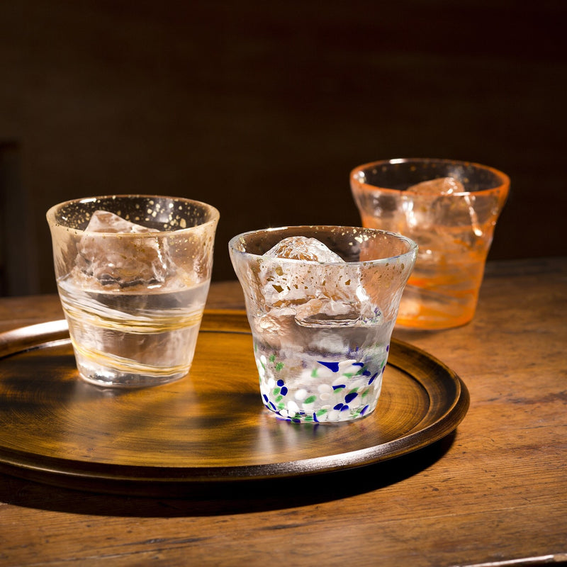 津軽びいどろ 氷華 金彩ロックグラス麦 お酒の入ったグラスがテーブルに並んでいる画像
