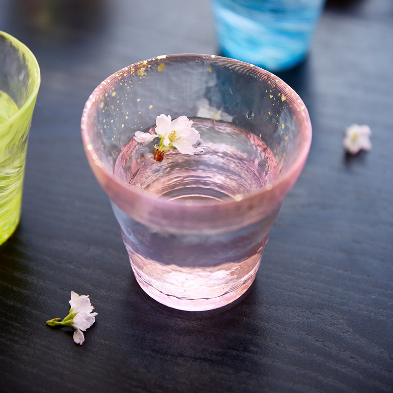  津軽びいどろ 氷華 金彩ロックグラス桜 日本酒が注がれたグラスの画像