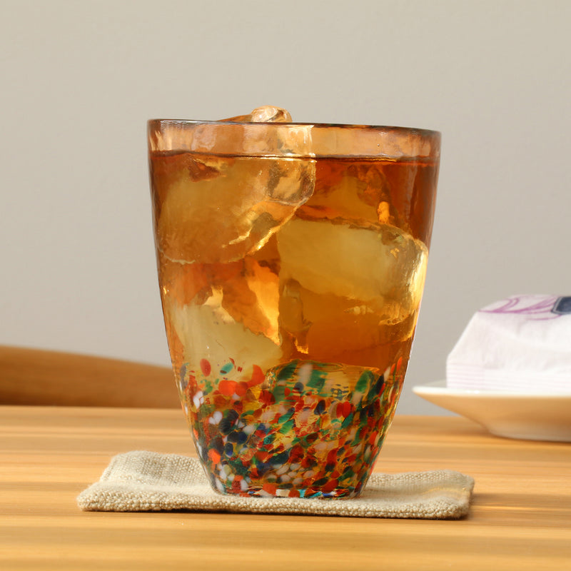 津軽びいどろ NEBUTA ねぶたタンブラーペア グラスに飲み物と氷が入っている画像