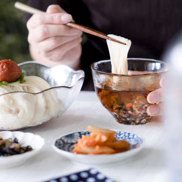 津軽びいどろ NEBUTA ねぶた冷麺三昧セット ガラス食器で素麺を食べている画像