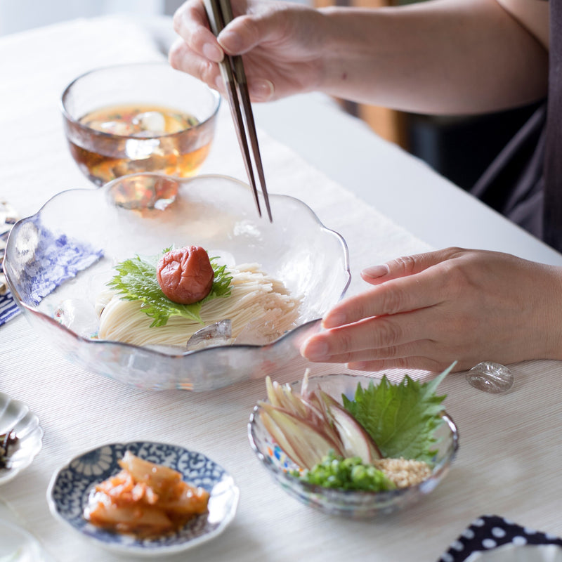 津軽びいどろ NEBUTA ねぶた冷麺三昧セット ガラス食器で素麺を食べようとしている画像