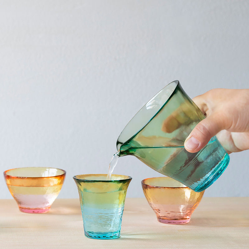 津軽びいどろ にほんの色 盃ペアうつろい グラスに水を注いでいる画像