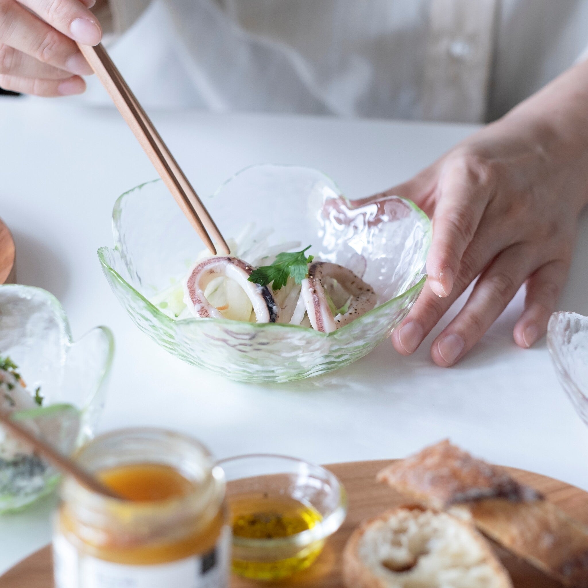 津軽びいどろ りんご 小鉢ペア ガラス食器に料理をよそっている画像