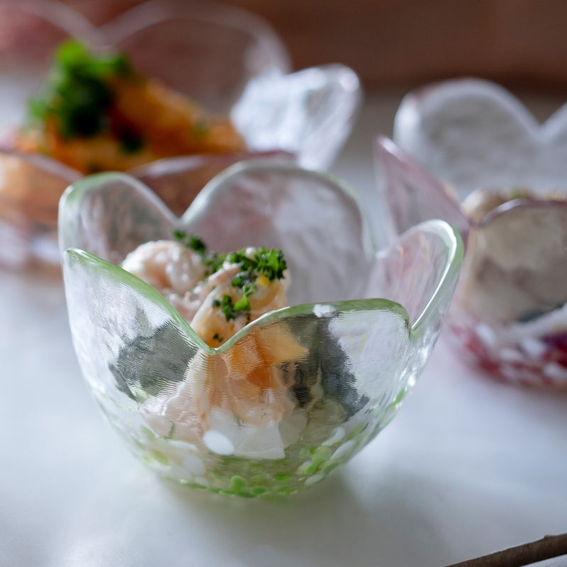 津軽びいどろ りんご 小付小鉢セット ガラス食器にサラダがよそってある画像