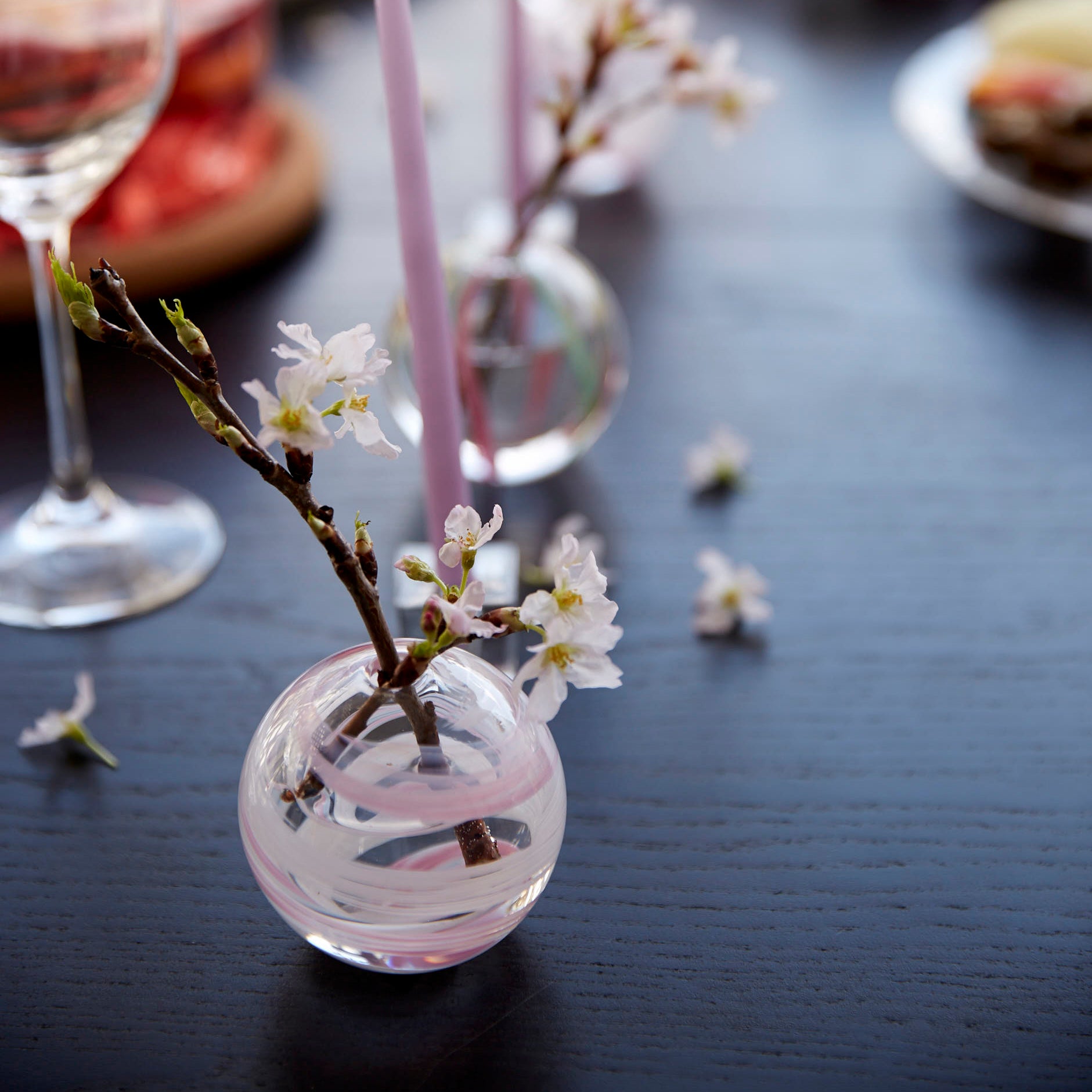 津軽びいどろ 花紀行桜流し 一輪挿し 桜の木が活けられた花瓶の画像