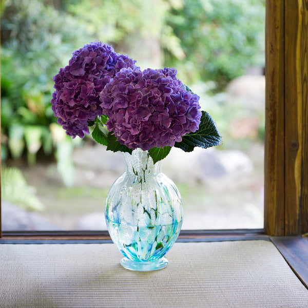津軽びいどろ 龍飛岬 紫陽花 壺花器 花を活けた花瓶の画像