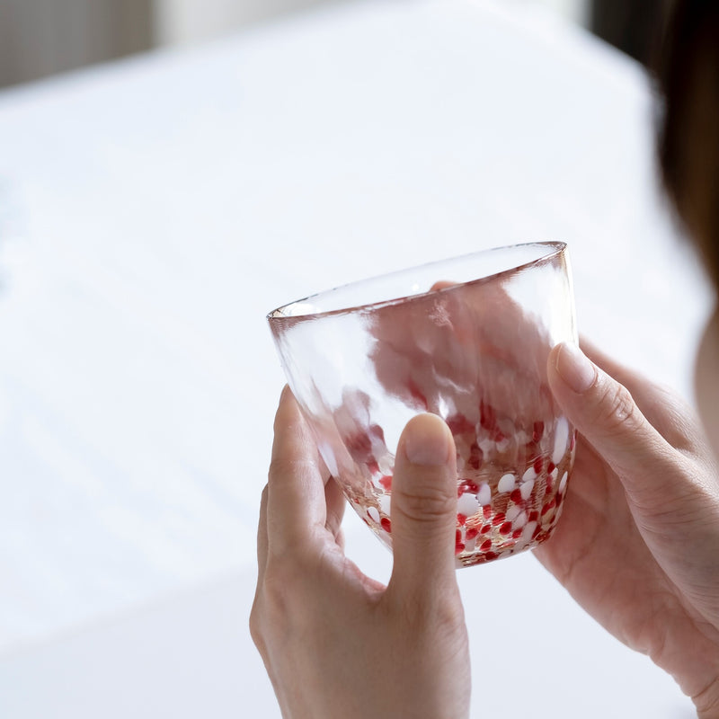 津軽びいどろ 津軽自然色りんご あかりんごカップ グラスを手で持っている画像