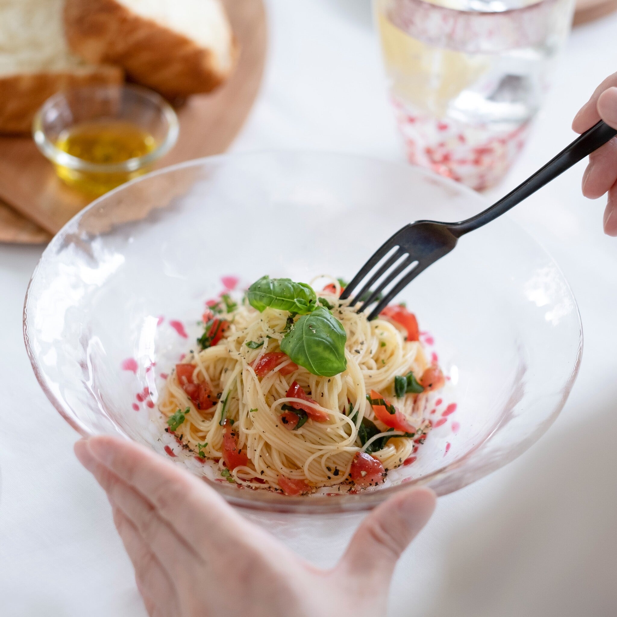 津軽びいどろ 津軽自然色りんご あかりんごディッシュ ガラス製の食器でパスタを食べている画像