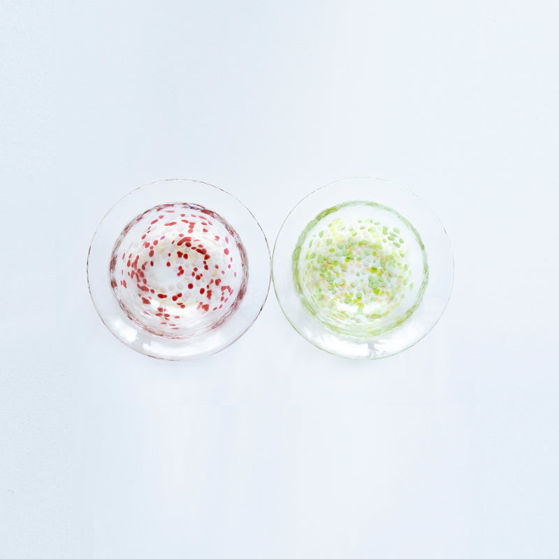津軽びいどろ 津軽自然色りんご あおりんごボール 色違いのガラス食器が並んでいる画像