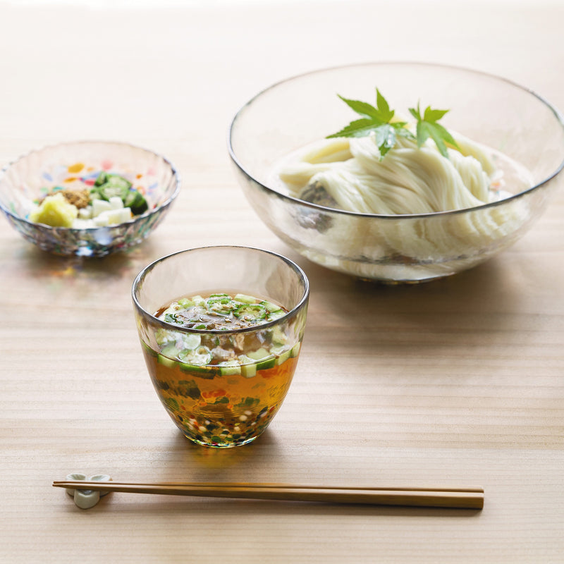 津軽びいどろ NEBUTA ねぶたフリーグラス ガラスの食器に盛り付けられた素麺とめんつゆの画像