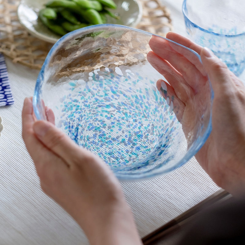 津軽びいどろ 津軽の花 多様鉢紫陽花 ガラス皿を持ち上げている画像
