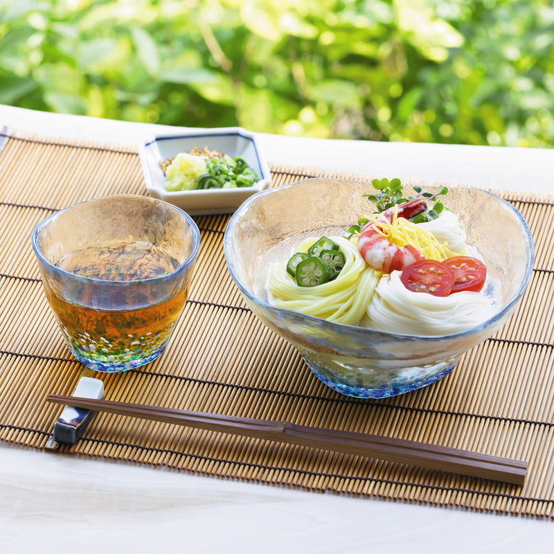 津軽びいどろ 津軽の花 フリーグラス紫陽花 つゆの入った蕎麦猪口と素麺の入った鉢の画像