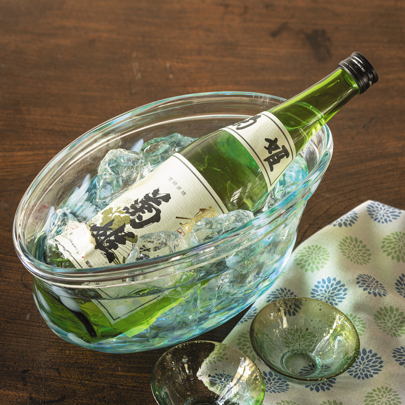 津軽びいどろ ボトルクーラー 海景色 ボトルクーラーで日本酒を冷やしている画像